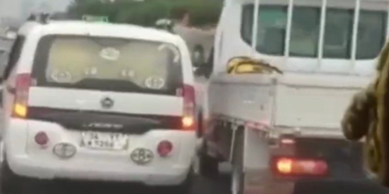 Esenyurt'ta trafikte ilginç anlar! Camdan sarkarak yumruk atmaya çalıştı