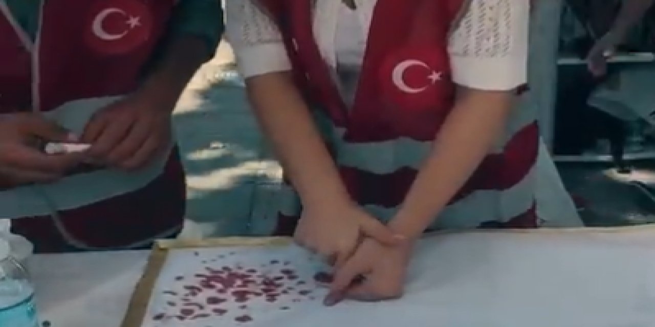 Zafer Partililerin 'kanlı bayrak' etkinliği şok etti! AIDS, HIV, Hepatit tartışmaları sosyal medyada gündem oldu