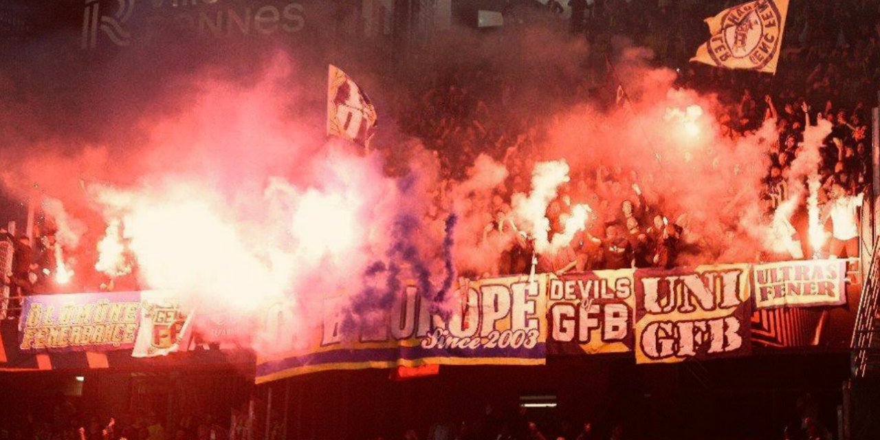 Maribor - Fenerbahçe maçında tribünler karıştı! Pankart çalma kavgası