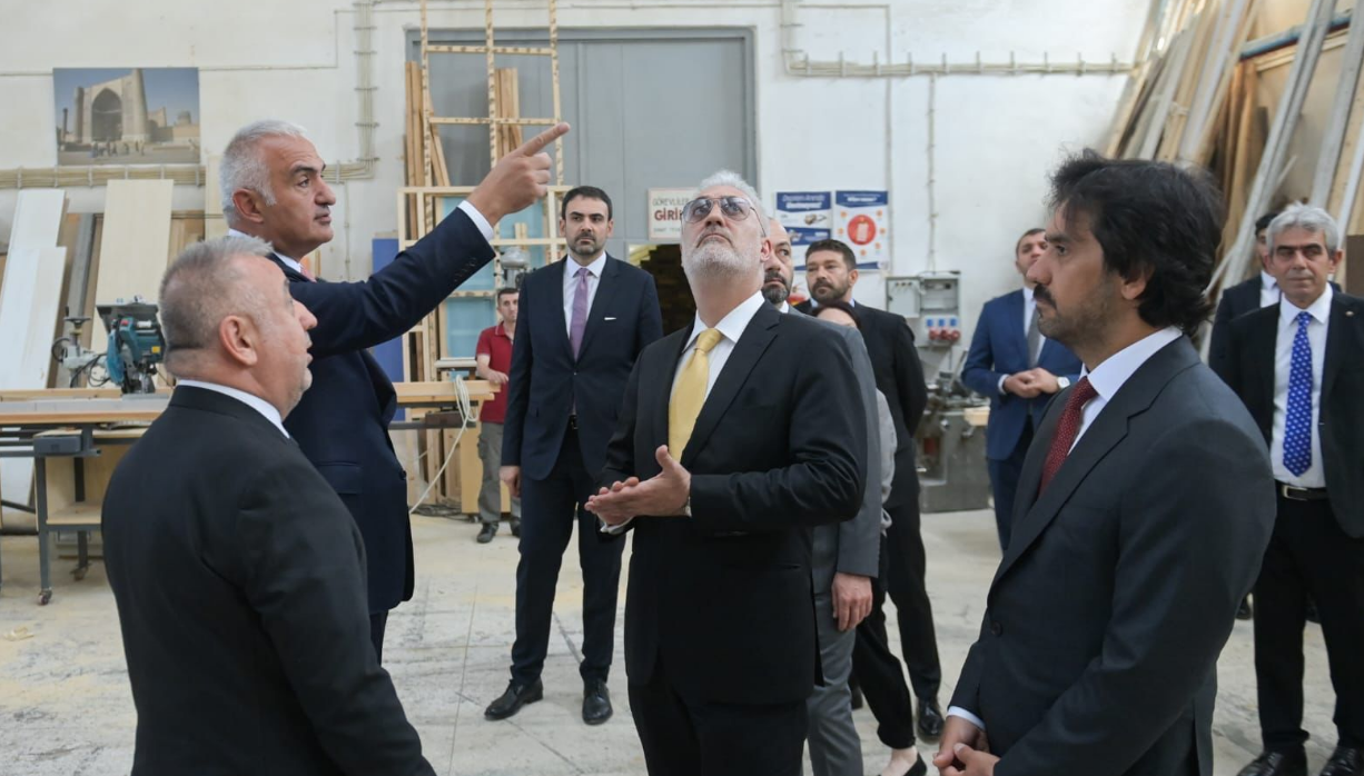 Bakan Ersoy'dan Tamer Karadağlı'ya ziyaret
