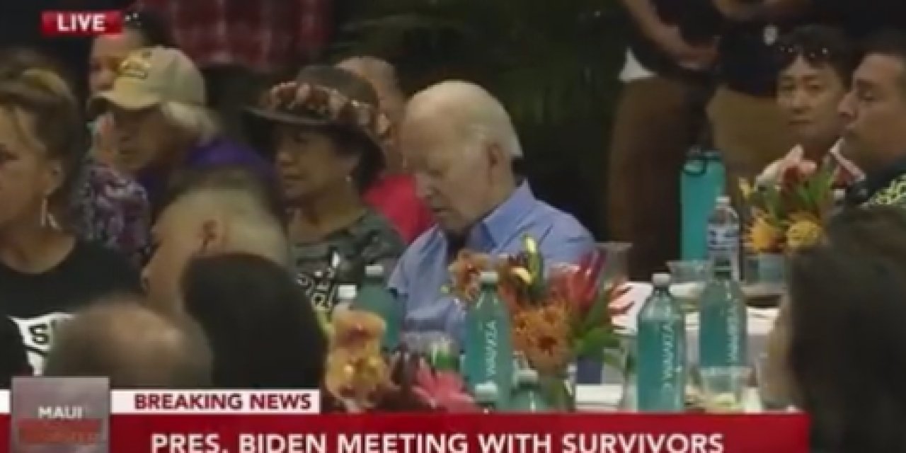 Joe Biden Hawaii'deki yangında ölenler için düzenlenen törende uyuyakaldı