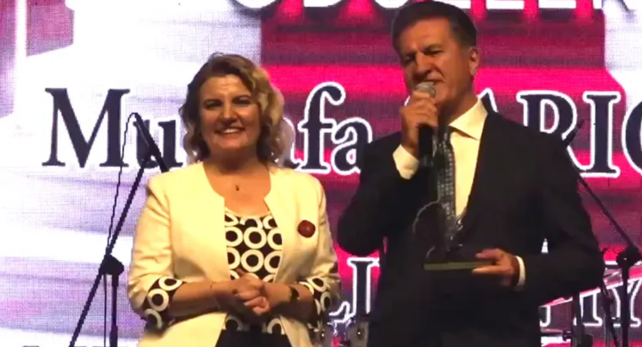 Mustafa Sarıgül'e 'altın pişmaniye' ödülü