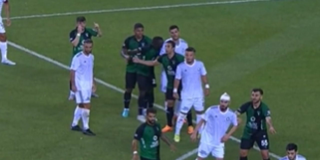 Kocaelispor - Altay maçında oyuncuyu ısırdı
