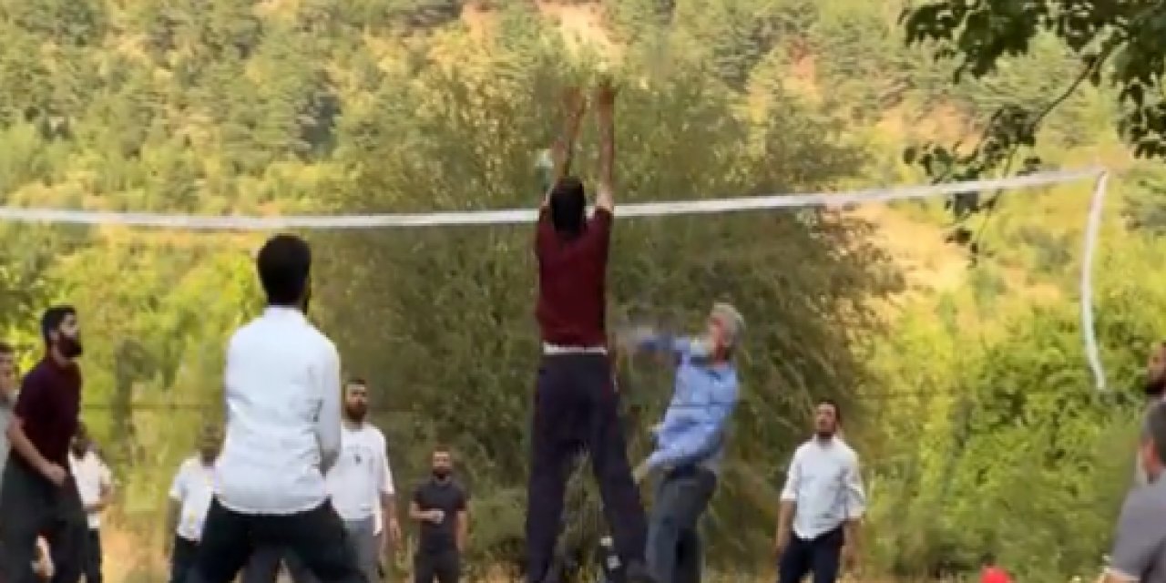 Filenin Müritleri! Furkancıların lideri Alparslan Kuytul ve 'talebeleri' voleybol oynadı