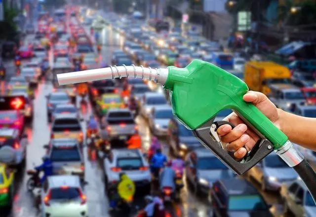 Araç sahipleri dikkat! Bu gece benzine indirim geliyor! Motorinde makas yeniden açılacak