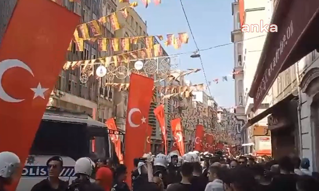 Taksim'de ücretlerinin düşüklüğüne isyan eden öğretmenlere ters kelepçe