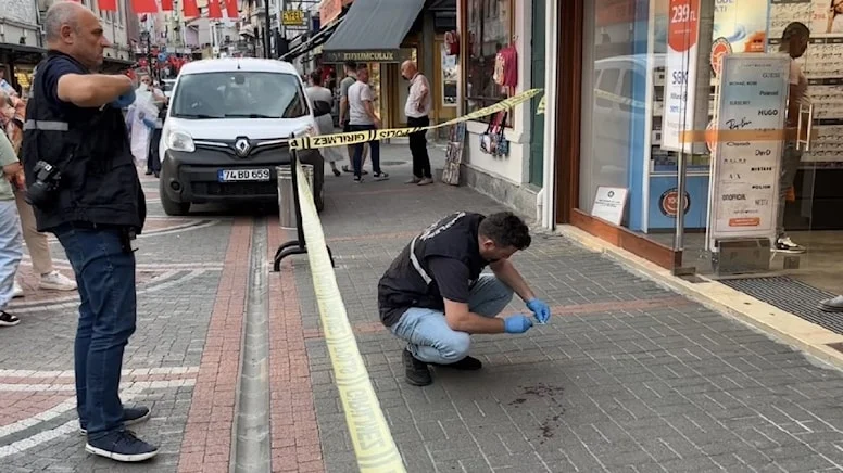 Caddede yürürken başına mermi isabet etti