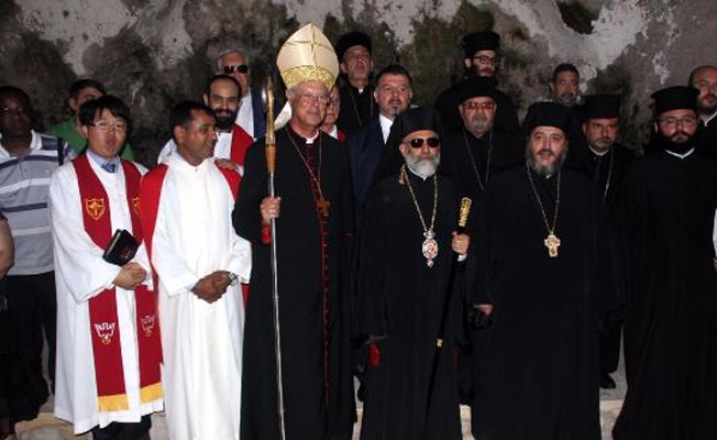 Dünyanın ilk mağara kilisesi St. Pierre'de ayin!