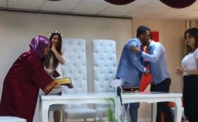 Damat heyecandan nikah şahidini öptü!