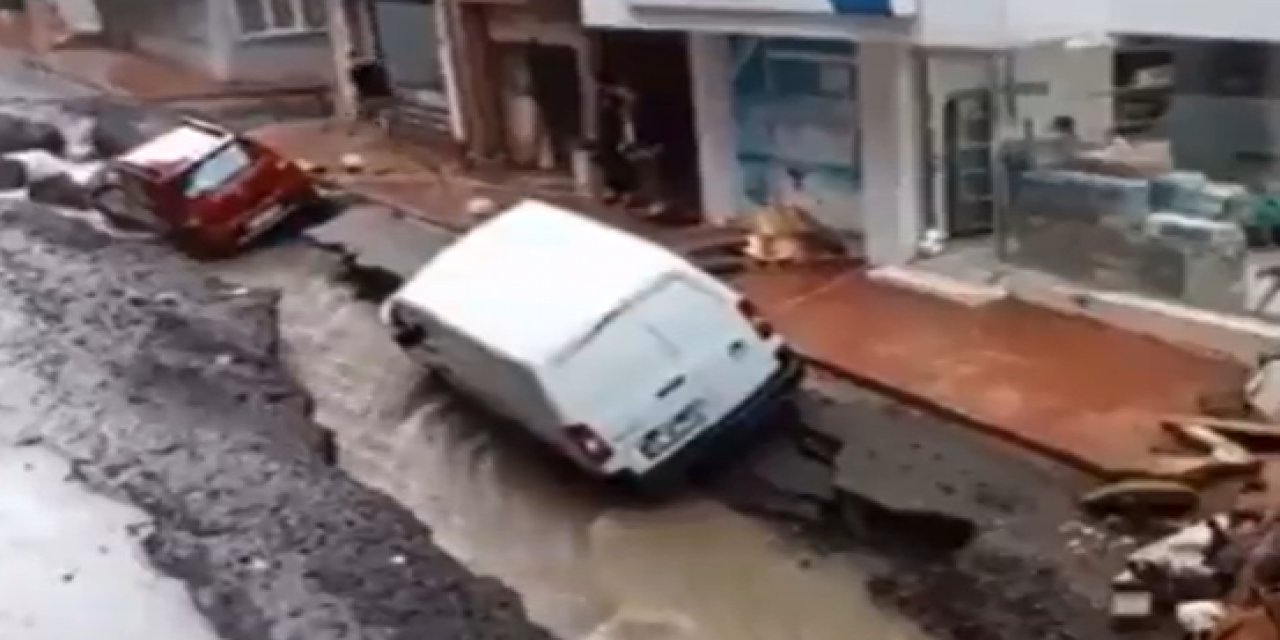 Samsun'da sel felaketi! Yollar ikiye ayrıldı, evleri su bastı, araçlar yan yattı