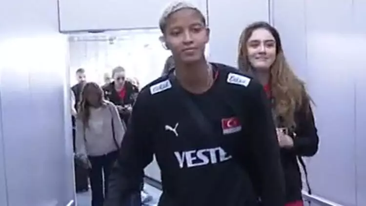 Avrupa şampiyonu olan Filenin Sultanları İstanbul'a geldi