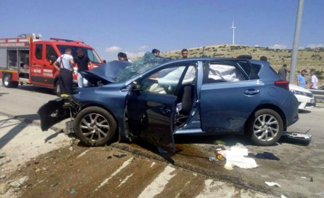 Otomobil beton bariyere çarptı: 1 ölü, 5 yaralı