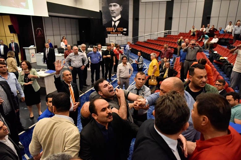 CHP'li meclis üyeleriyle MHP'liler arasında kavga çıktı: Yumruklar havada uçuştu