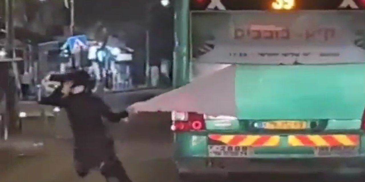 Yobaz her yerde yobaz! İsrail'de kadın düşmanı bir şahıs otobüsteki resmi sökerken yere yapıştı