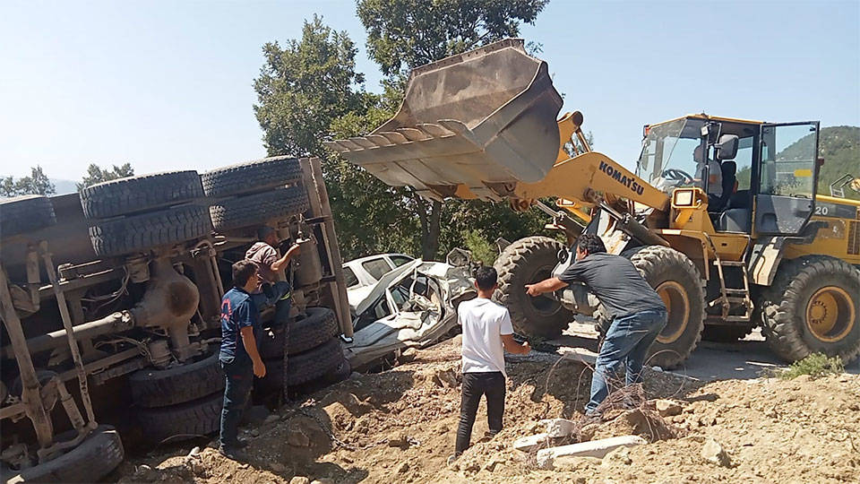 Freni boşalan kamyon cenaze namazı kılanların arasına daldı: Ölü ve yaralılar var