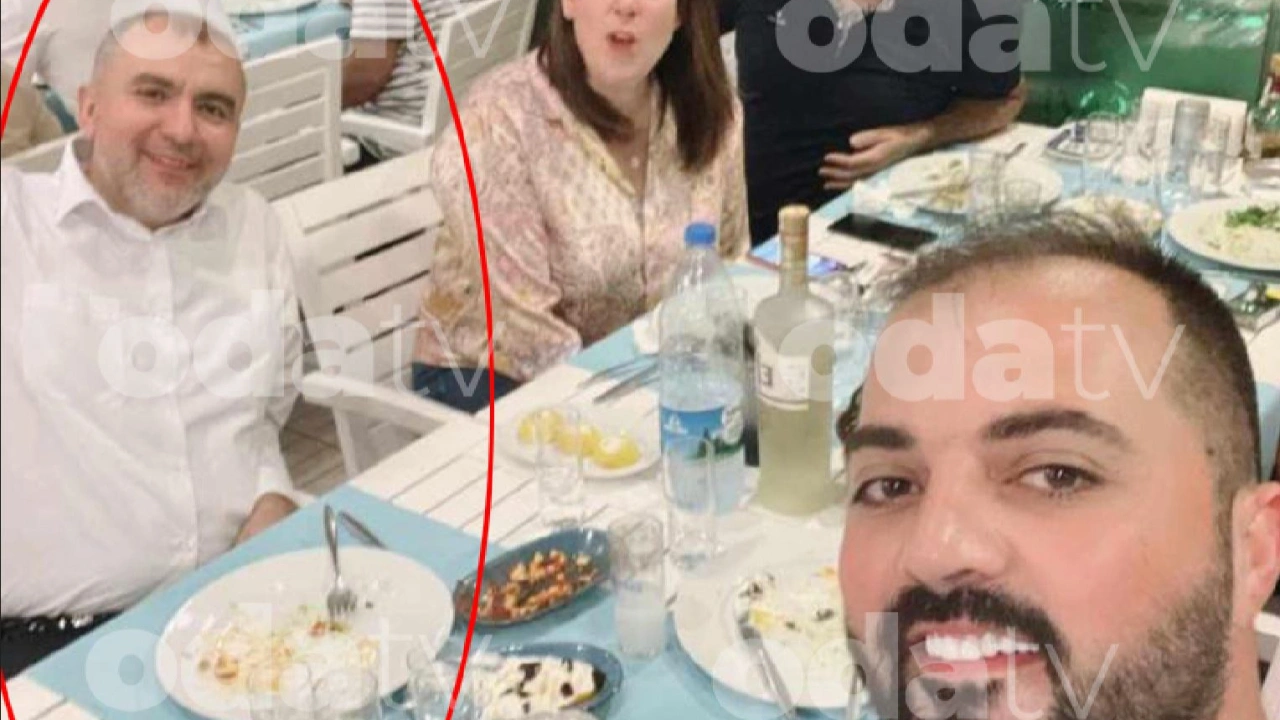 'Kur’an bizim anayasamızdır' demişti: AKP'li başkan, rakı içerek poz verdi