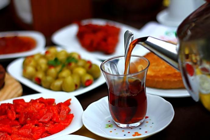 Kahvaltıda deliler gibi çay içenler dikkat!