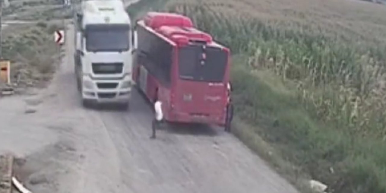 Tırların olduğu yolda indirilen çocuğa tır çarptı
