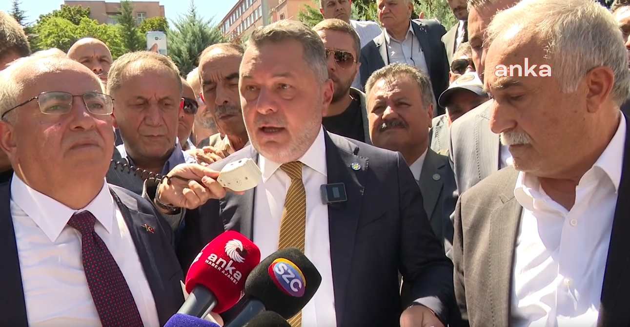 İYİ Partililer, MEB'in önünden iktidara seslendi: "Okullarda ücretsiz yemek sözünü yerine getirmek için neyi bekliyorsunuz?"
