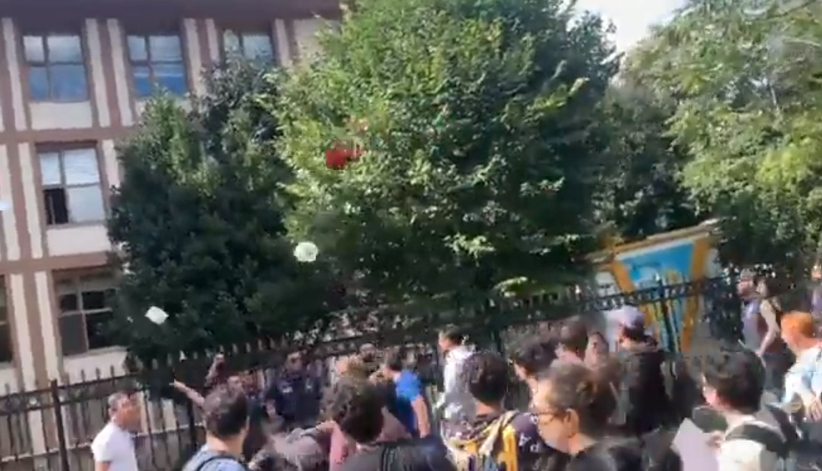 TKP'liler MEB'e öğrencilerden istedikleri hijyen malzemelerini fırlattı