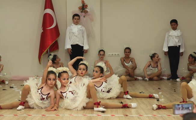 Minik balerin ve baletler sahnede