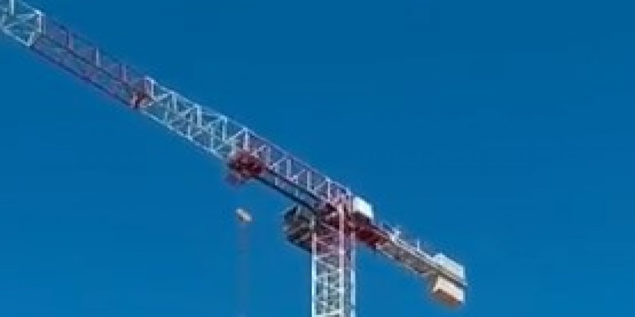 Aylardır alın terinin karşılığını alamayan işçiler TOKİ'de vincin tepesine çıktı