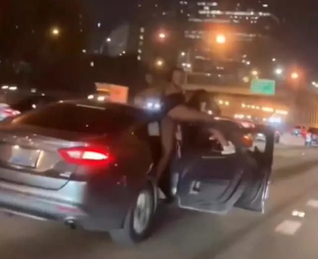 Hareket halindeki arabanın kapılarını açıp twerk yapmaya başladılar