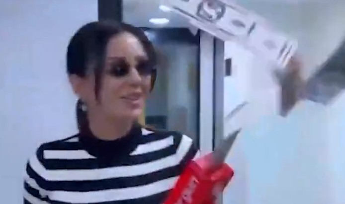 Dilan Polat insanların üzerine para fışkırttı