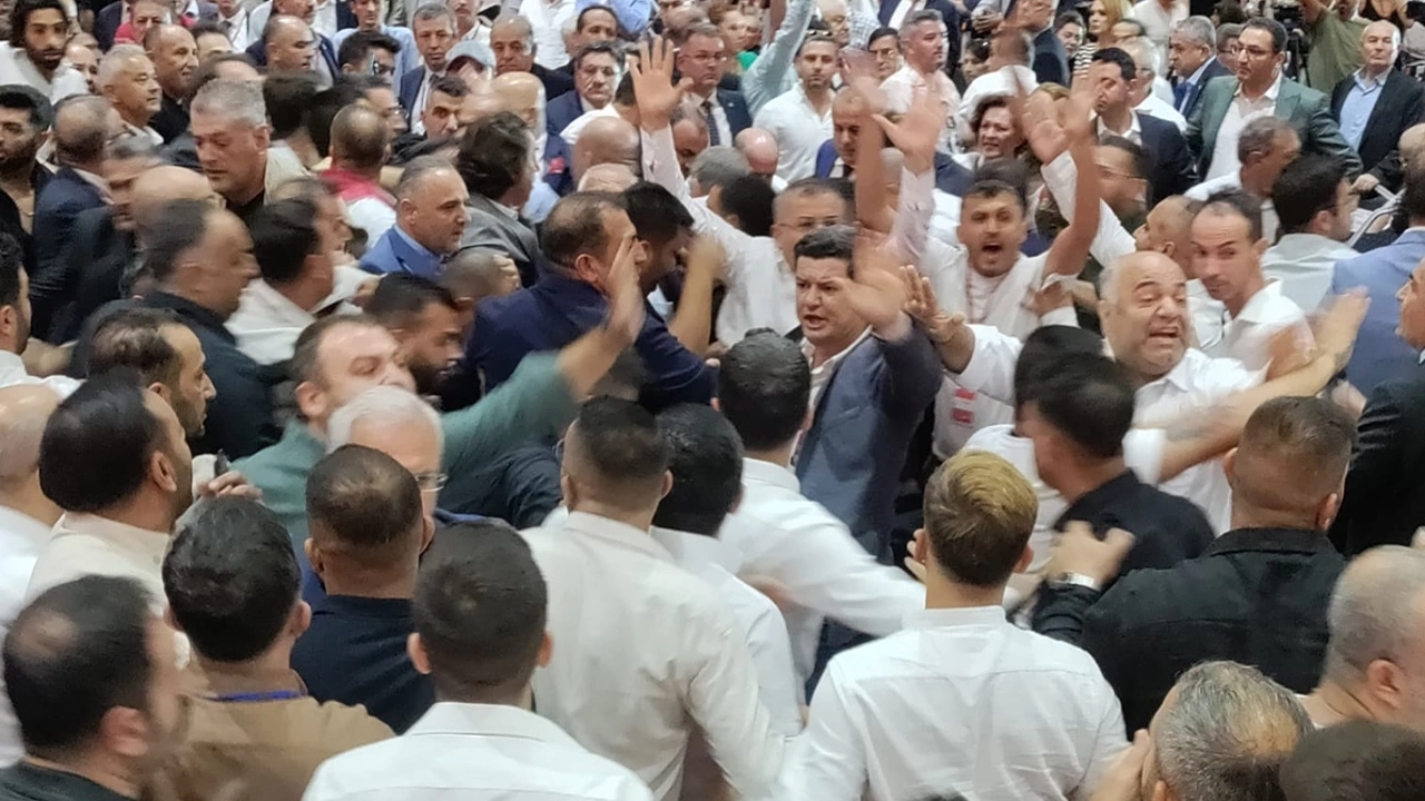 CHP İzmir İl Kongresi'nde kavga çıktı