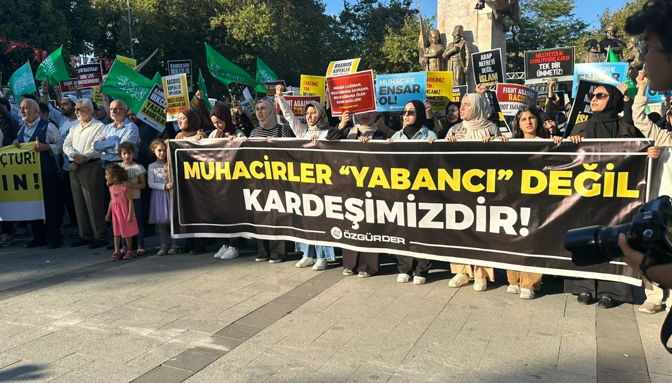 Özgür-Der'den mülteci yanlısı eylem! Kaçak mültecilere karşı olanları ırkçı ve faşist ilan ettiler