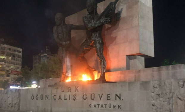 Ankara'da Güvenpark anıtı ateşe verildi