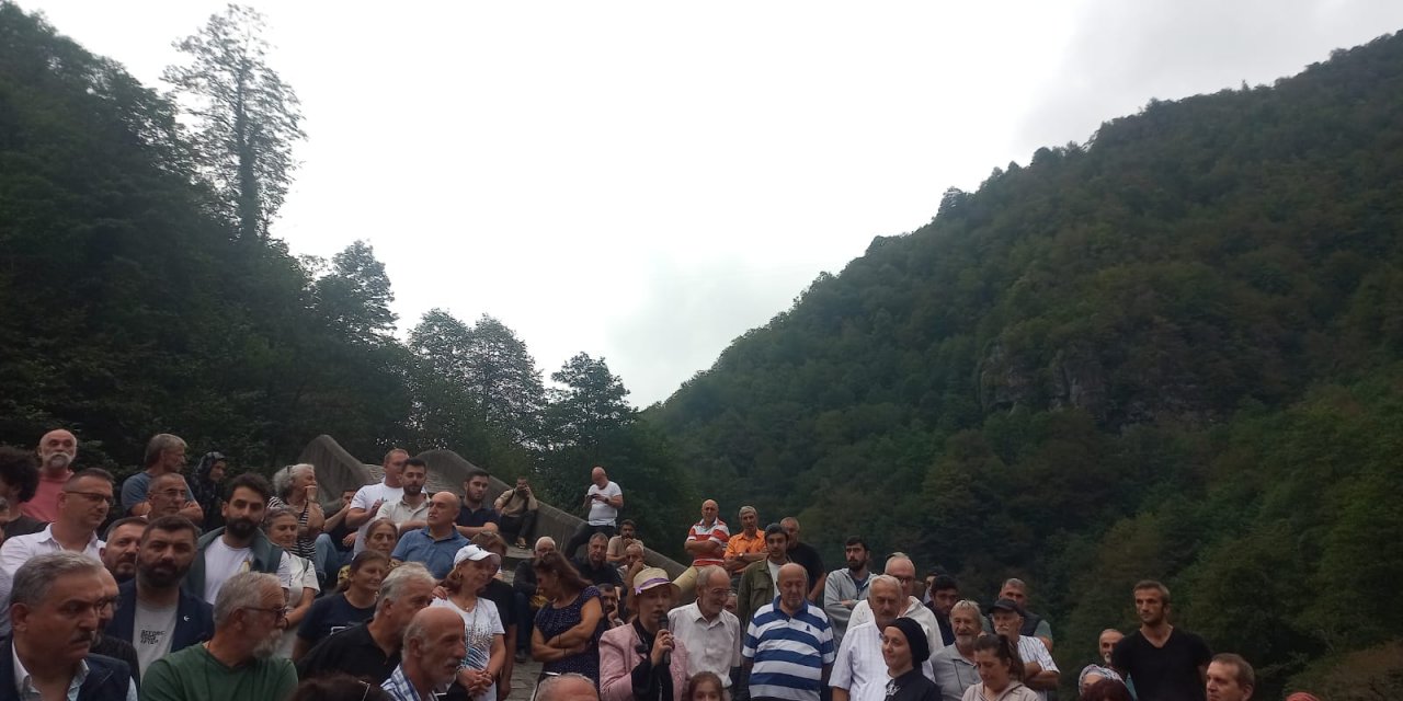 Ülkenin geleceği göz göre göre yok ediliyor! Arhavi'de HES ve taş ocağı protestosu yapıldı