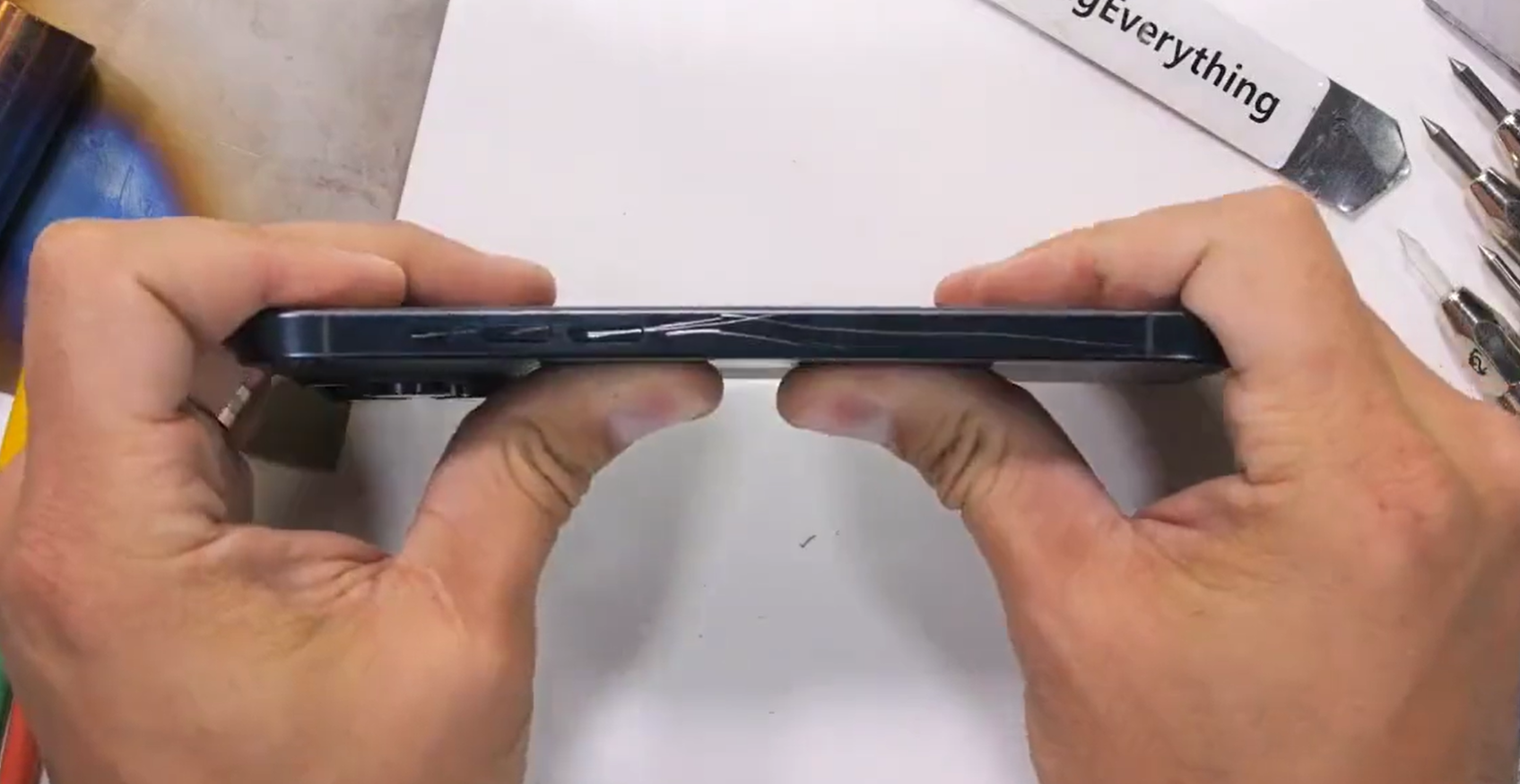 iPhone 15 Pro Max'a dayanıklılık testi