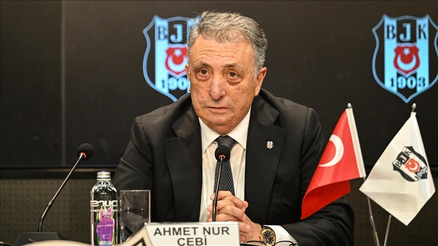 Adana Demirspor maçı sonrası Beşiktaş taraftarı Ahmet Nur Çebi'yi istifaya çağırıyor