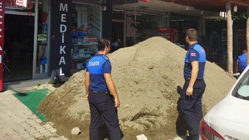 Kiracısını çıkarmak için kapının önüne kum yığdı