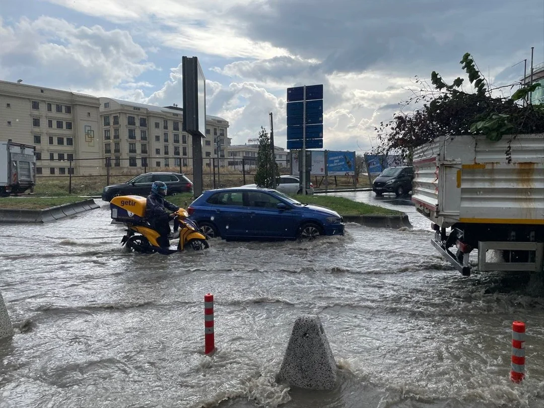 İstanbul'da sağanak şiddetini artırdı... Birçok ilçede su baskınları yaşanıyor