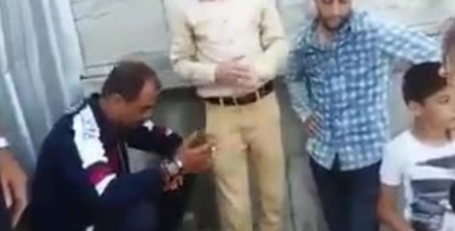 'Böyle giyinme, milleti azdırıyorsun' diyerek kadına saldırdı