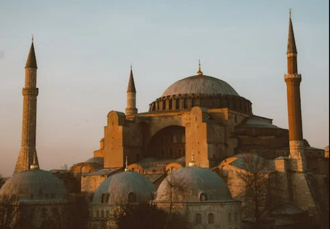 İlber Ortaylı'dan Ayasofya için önemli uyarı: "Kapatılmazsa çöker"