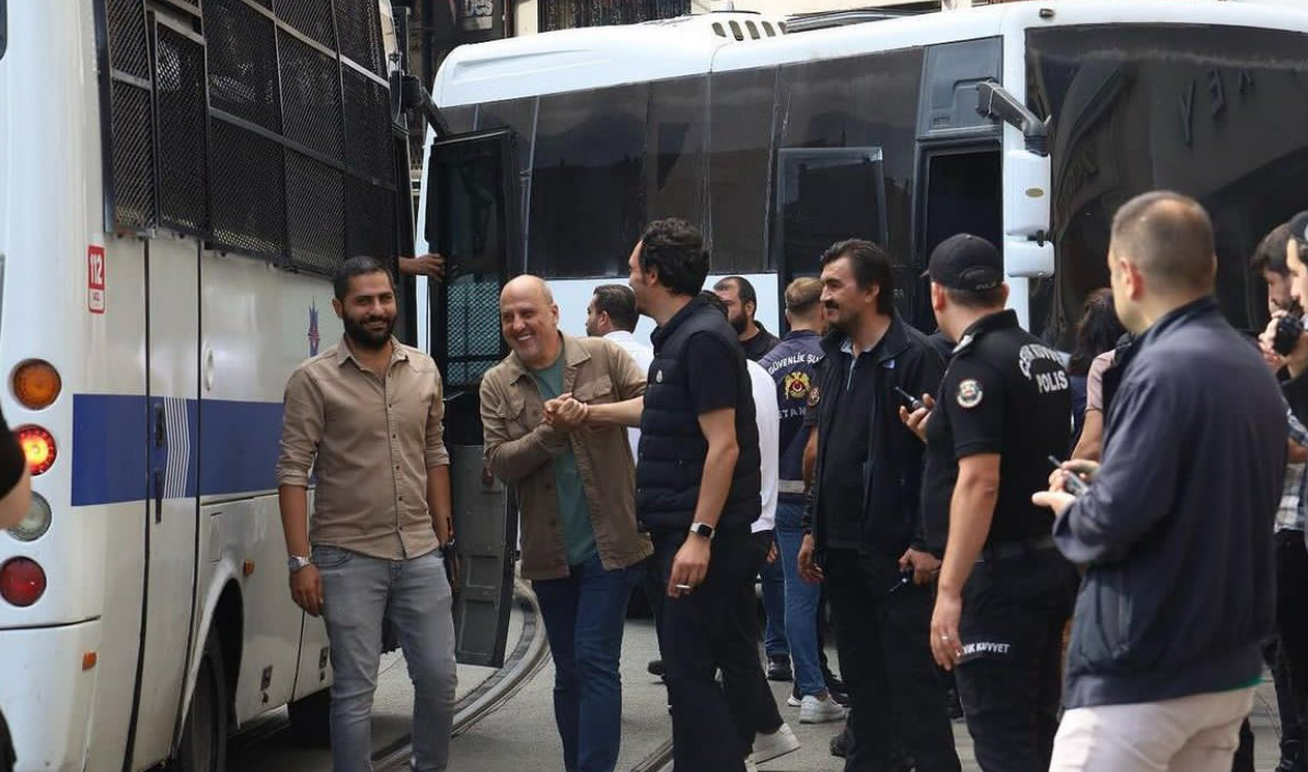 TİP'li Ahmet Şık'ın polislerle fotoğrafı ortalığı karıştırdı! HDP'li isim rahatsız oldu...