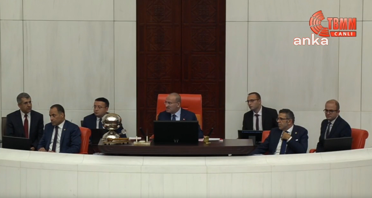 Saadet Partisi'nden Meclis'te protesto! Oraya oturdular
