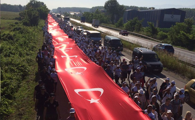 Adalet Yürüyüşü'nde dev Türk Bayrağı açıldı