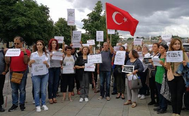 Almanya’da 9 kentte 'duran adam' eylemi yapıldı