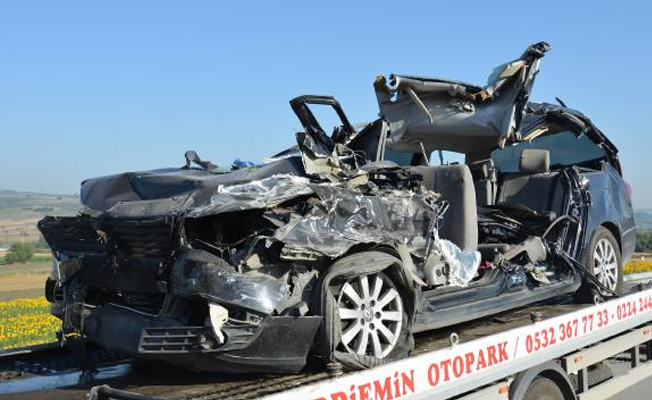Bursa'da otomobil park halindeki TIR'a çarptı: 2 ölü, 4 yaralı