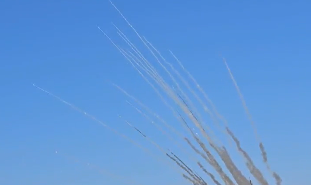 Hamas'ın İsrail'e verdiği süre sona erdi! Şehir bombalar altında, füze yağmuru başladı