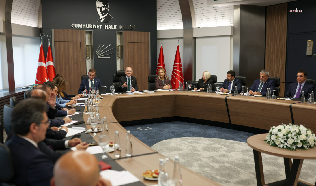 Kılıçdaroğlu, CHP Genel Merkezi'nde bir grup milletvekiliyle bir araya geldi
