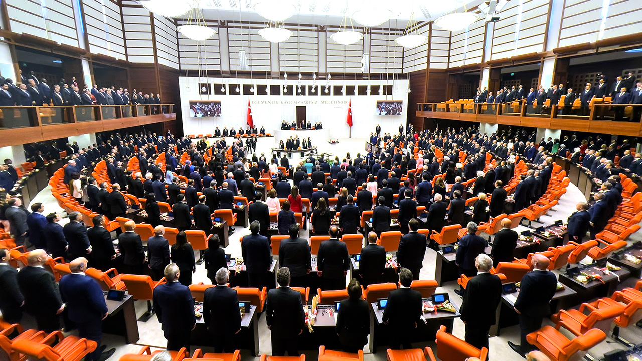 Uzak yol gemi kaptanı, fotogrametri mühendisi, fizyoterapist, arkeolog... İşte meclisi oluşturan milletvekillerinin meslekleri!