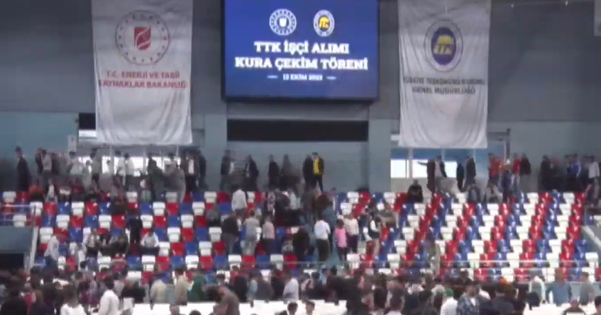 TTK işçi alımı kurasında 1.5 yıl önce Türk vatandaşı olan kişi işe alındı! Salonda dakikalarca yuhalama sesleri yükseldi