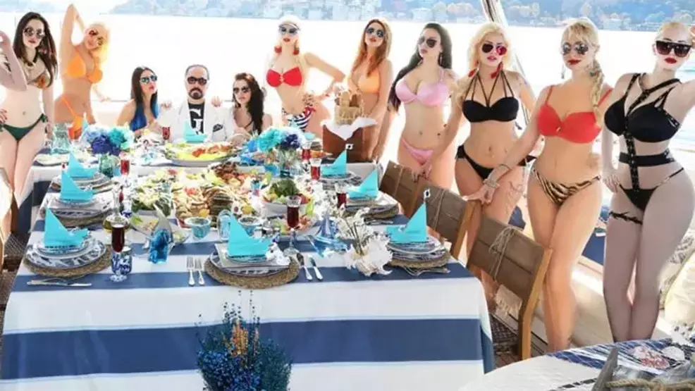 Adnan Oktar ekibi Best Model of Turkey'e katılan kızların peşine düşmüş
