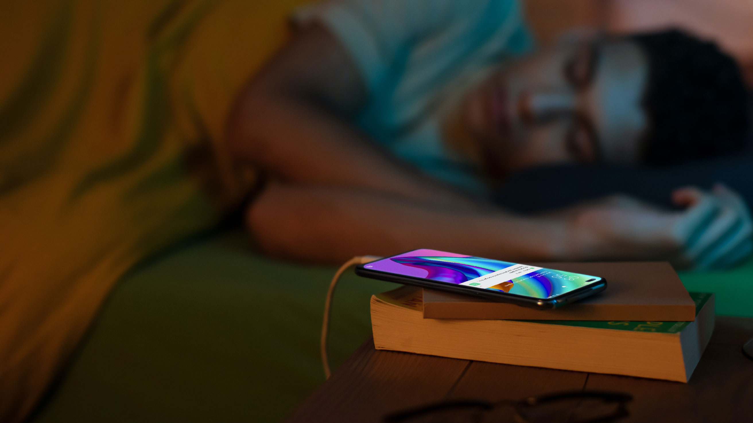 Gece telefonu şarj edip uyuyanlar dikkat!