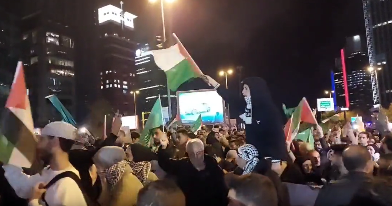 Solcular ve İslamcılar İsrail Konsolosluğu önünde karşı karşıya geldi! Biri 'Hamas' diye bağırdı, öteki 'FHKC' diye...